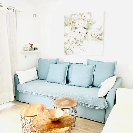 The Little White House, Flower 9 Apartment *