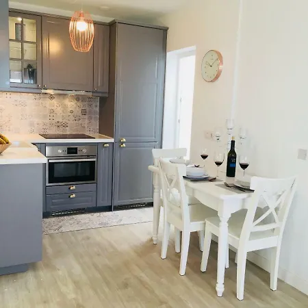 The Little White House, Flower 9 Apartment