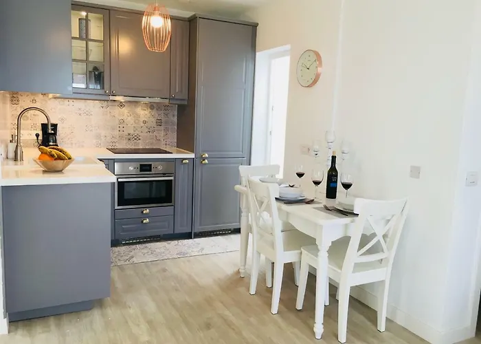 The Little White House, Flower 9 公寓