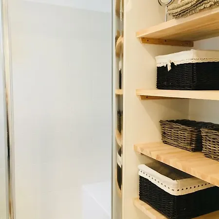 The Little White House, Flower 9 Apartamento