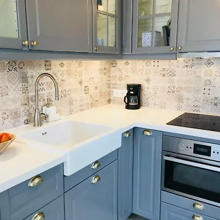 아파트 The Little White House, Flower 9