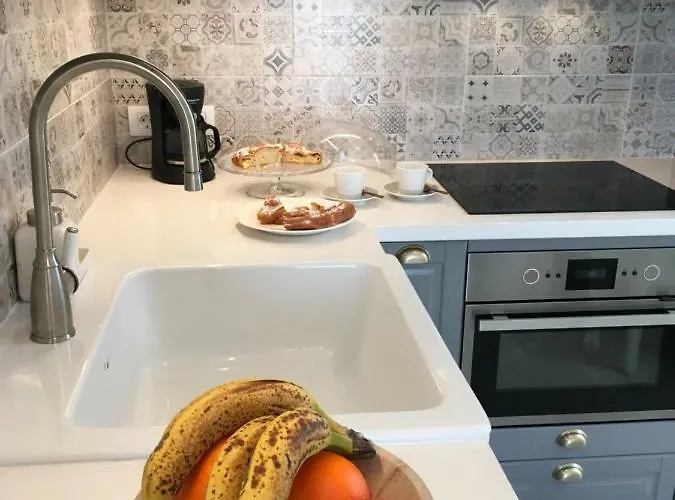 The Little White House, Flower 9 Apartmán